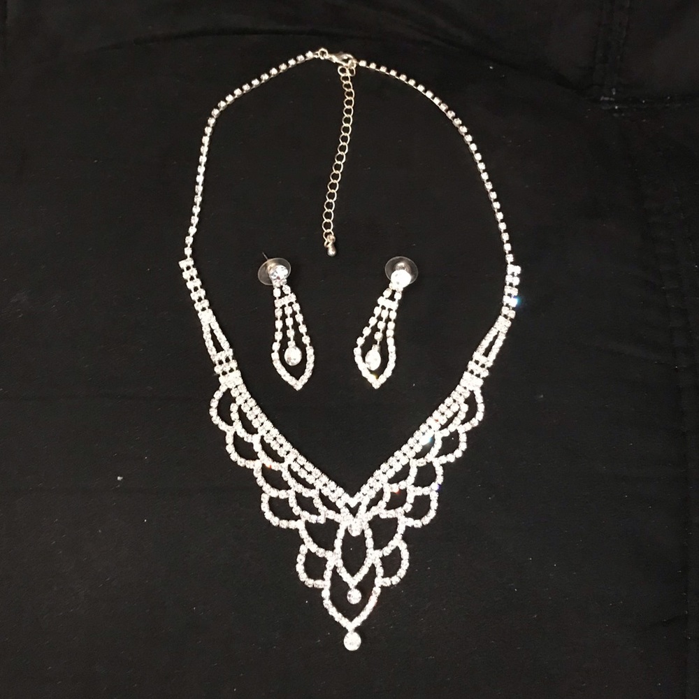 Rhinestones necklace and earrings set